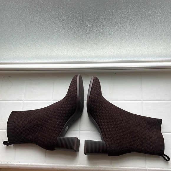 Vivaia Brown Square Heel Bootie. Round Toe. Size 40/US9. Water Repellent. - Picture 4 of 7